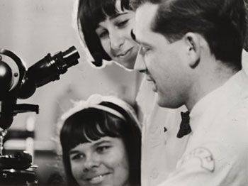 1967 iki teknisyeni ile Philadelphia cocuk Hastanesi laboratuvarinda Harald zur Hausen 443272