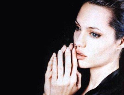 Angelina Jolie Neden İki Memesini Birden Aldırdı?