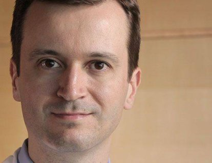 Liposarkom tedavisinde yeni bir umut ve bu umudu yeşerten genç bir onkolog: Dr Mark Dickson. Genç tıp öğrencilerimize ve hekimlerimize örnek niteliğinde başarı ve adanmışlık öyküsü. Neden ülkemizde de Dr. Mark Dickson gibi hekimler yetişmesin?