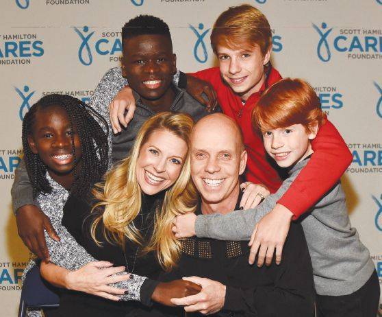 Scott Hamilton 2014 yilinda hasta merkezli ve yenilikci kanser arastirmalarini finanse eden CARES V