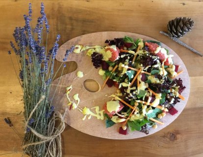 Özel soslu nohut ve bulgurlu besleyici bir Salata Tarifi