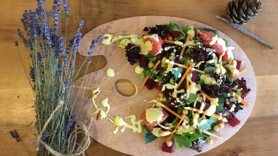 Özel soslu nohut ve bulgurlu besleyici bir Salata Tarifi