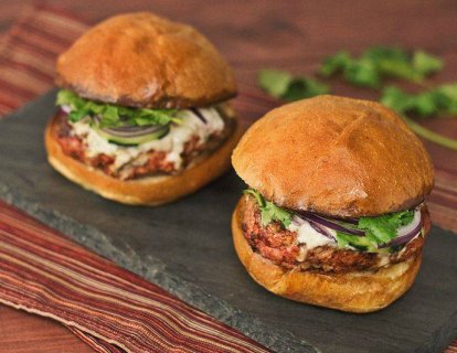 Ev Yapımı Yoğurt Soslu Tavuk Burger Tarifi
