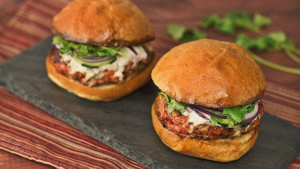 Ev Yapımı Yoğurt Soslu Tavuk Burger Tarifi