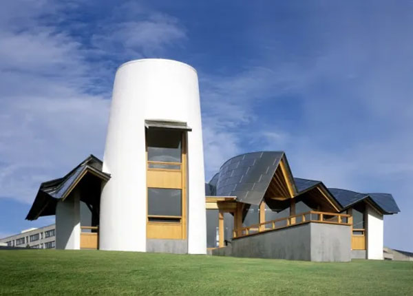 Frank Gehry مرکز Maggie Dundee را به سبک کلبه سنتی اسکاتلندی butt n ben طراحی کرده است