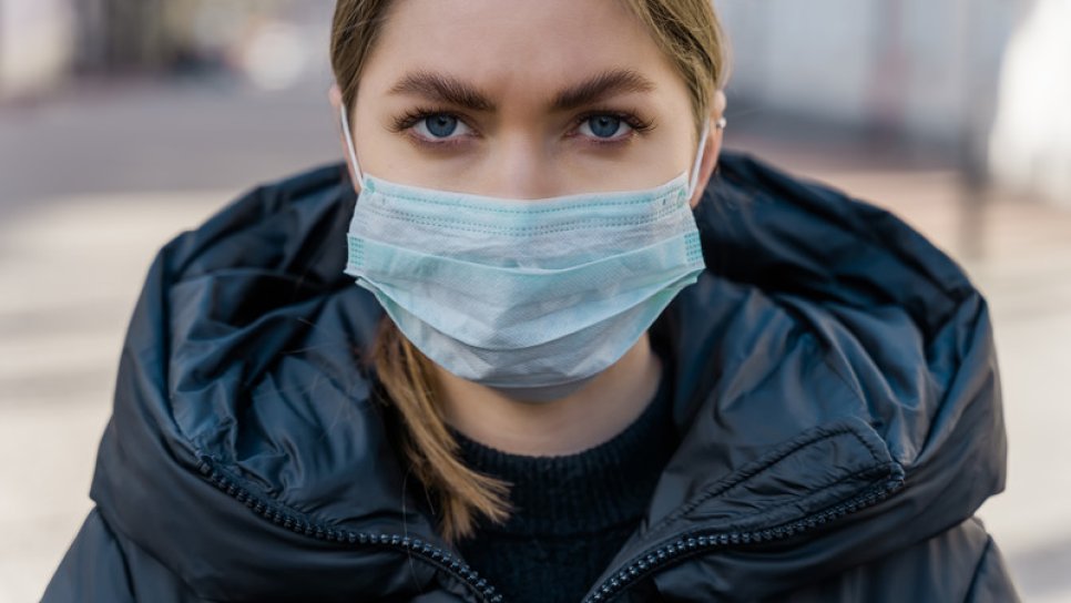 Im Alltag sollten alle zum Schutz vor dem Coronavirus eine Maske tragen
