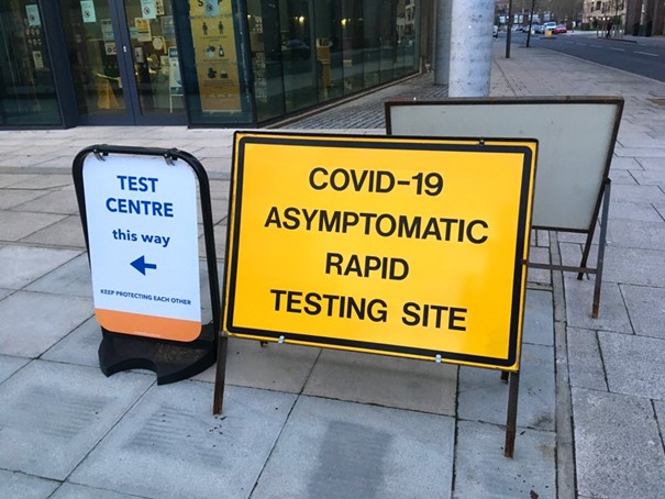 londra belirti gostermeyen covid 19 vakalari icin hizli test yaptirmak icin ayrilmis bir bolge 6476