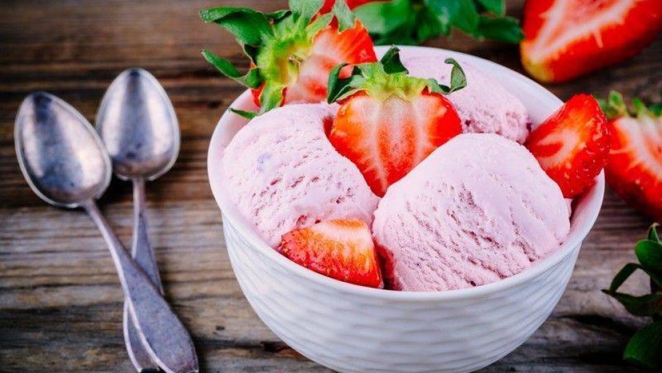 Sağlıklı, Serin bir Tatlı – Çilekli Dondurulmuş Yoğurt Tarifi