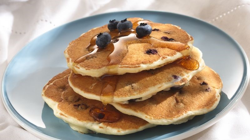 Pfannkuchen mit Heidelbeeren und abgetropftem Frischkäse