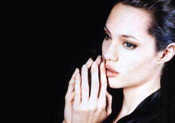 Angelina Jolie, neden iki memesini birden aldırdı?
