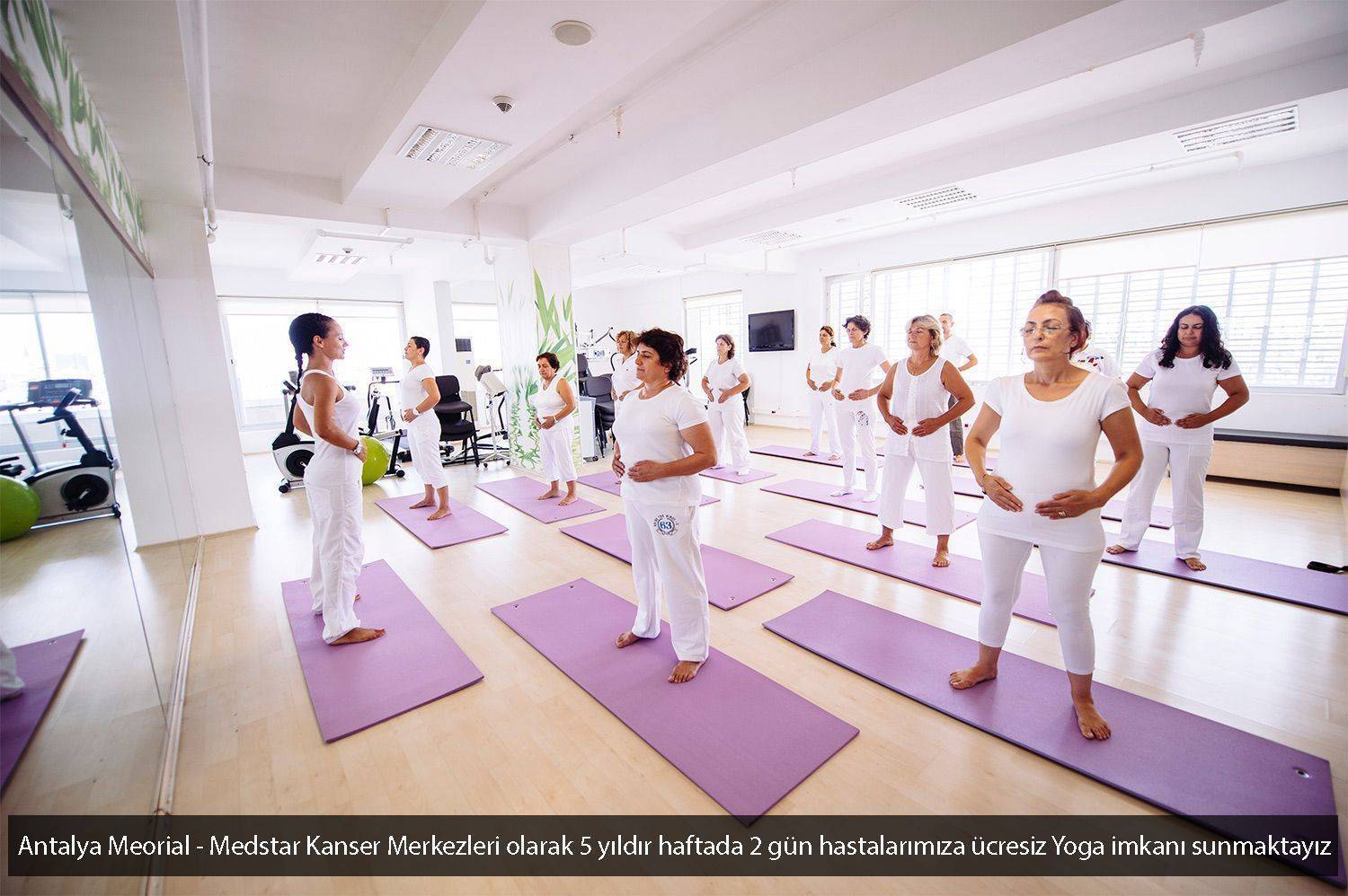 Antalya Memorial Medstar Kemoterapi ve Sanat Merkezi Kanser Hastalari Yoga Yaparken