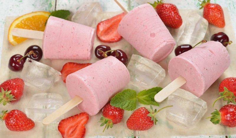 Çocuklar için frozen yoğurt tahta çubuk koyup direkt dondurabilirsiniz