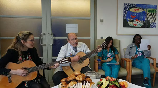 Dr Sara sık sık ekibiyle kahvaltı müziği seanslarında gitar çalıyor ve onları hastaların 