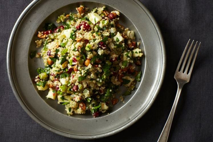 Kinoa salatası tarifi - yaban mersini ve taze naneli