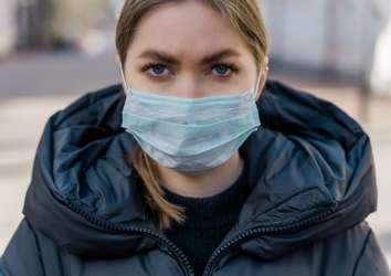 Günlük yaşantıda koronavirüse karşı herkes maske kullanmalı 