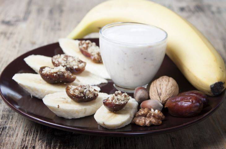 Muzlu ve hurmalı Smoothie - doğal tatlandırılmış bir içecek tarifi