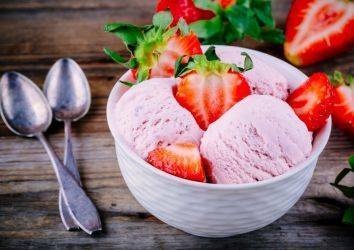 Sağlıklı, serin bir tatlı – çilekli dondurulmuş yoğurt tarifi